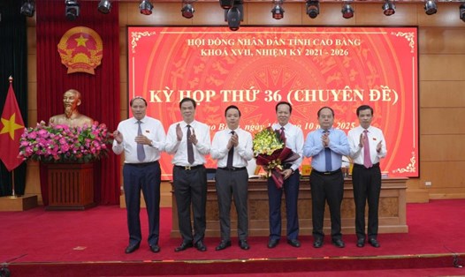 Lãnh đạo Tỉnh ủy, HĐND, UBND tỉnh Cao Bằng tặng hoa chúc mừng ông Vũ Đình Quang. Ảnh: Đức Thụ