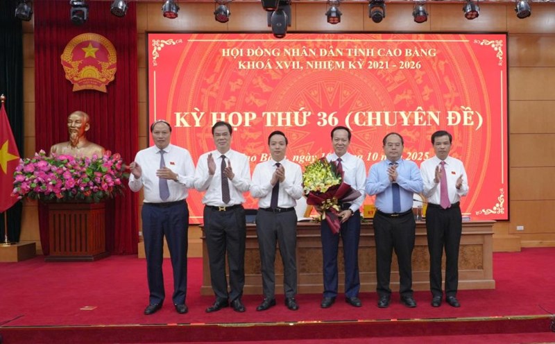 Leaders of the Provincial Party Committee, People's Council, and People's Committee of Cao Bang province presented flowers to congratulate Mr. Vu Dinh Quang. Photo: Duc Thu