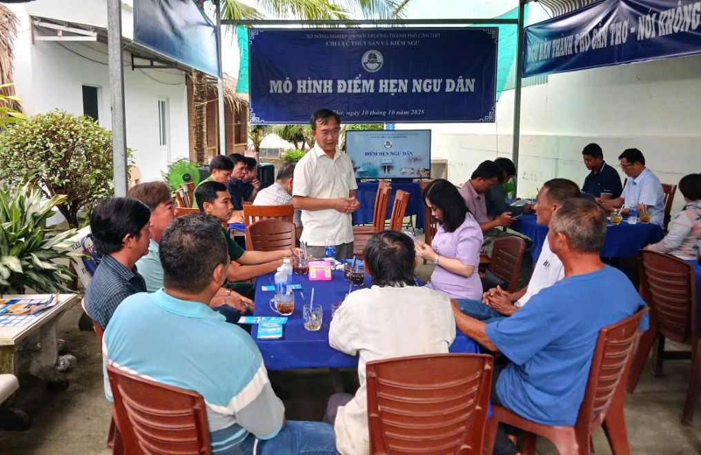 Can bo Chi cuc Thuy san va Kiem ngu TP Can Tho tuyen truyen ngu dan ve quy dinh khai thac hai san hop phap trong chuong trinh “Diem hen ngu dan”. Anh: Tan Hoa