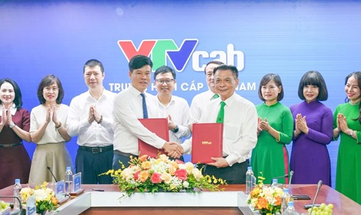 VTVcab và Tập đoàn Mai Linh thực hiện ký kết. Ảnh Thu Hương