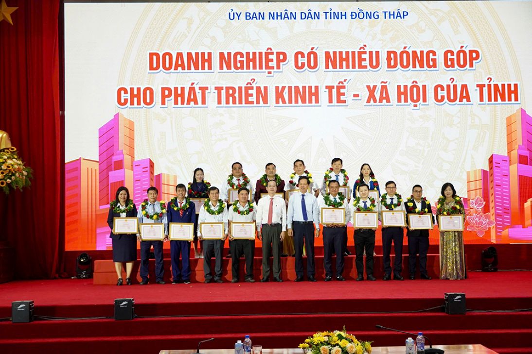 Khen thuong doanh nghiep co nhieu dong gop cho phat trien kinh te - xa hoi tinh Dong Thap. Anh: Viet Tien