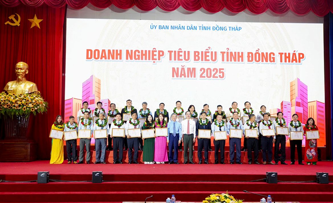 Bi thu Tinh uy va Chu tich UBND tinh Dong Thap khen thuong doanh nghiep tieu bieu. Anh: Viet Tien
