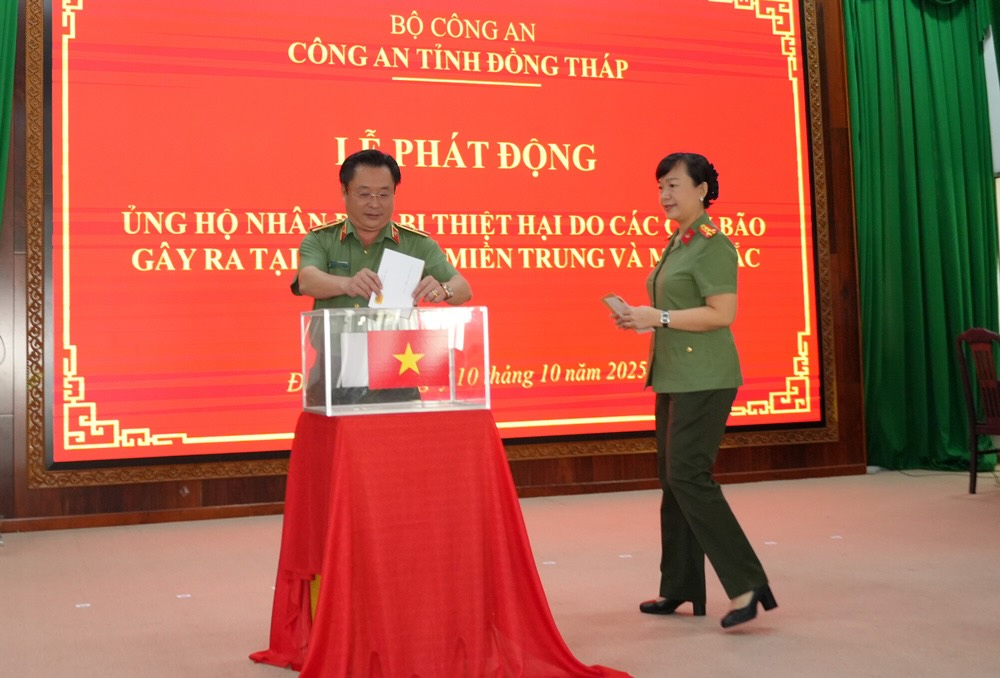 Cac dong chi trong Dang uy, Ban Giam doc Cong an tinh Dong Thap ung ho Nhan dan bi thiet hai do cac con bao gay ra tai cac tinh mien Trung va mien Bac. Anh: Cong thong tin dien tu Dong Thap. 