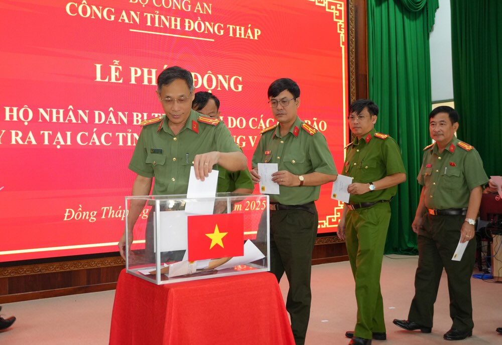 Luc luong Cong an tinh Dong Thap dong gop ho tro ba con bi thiet hai do bao gay ra. Anh: Cong thong tin dien tu Dong Thap. 