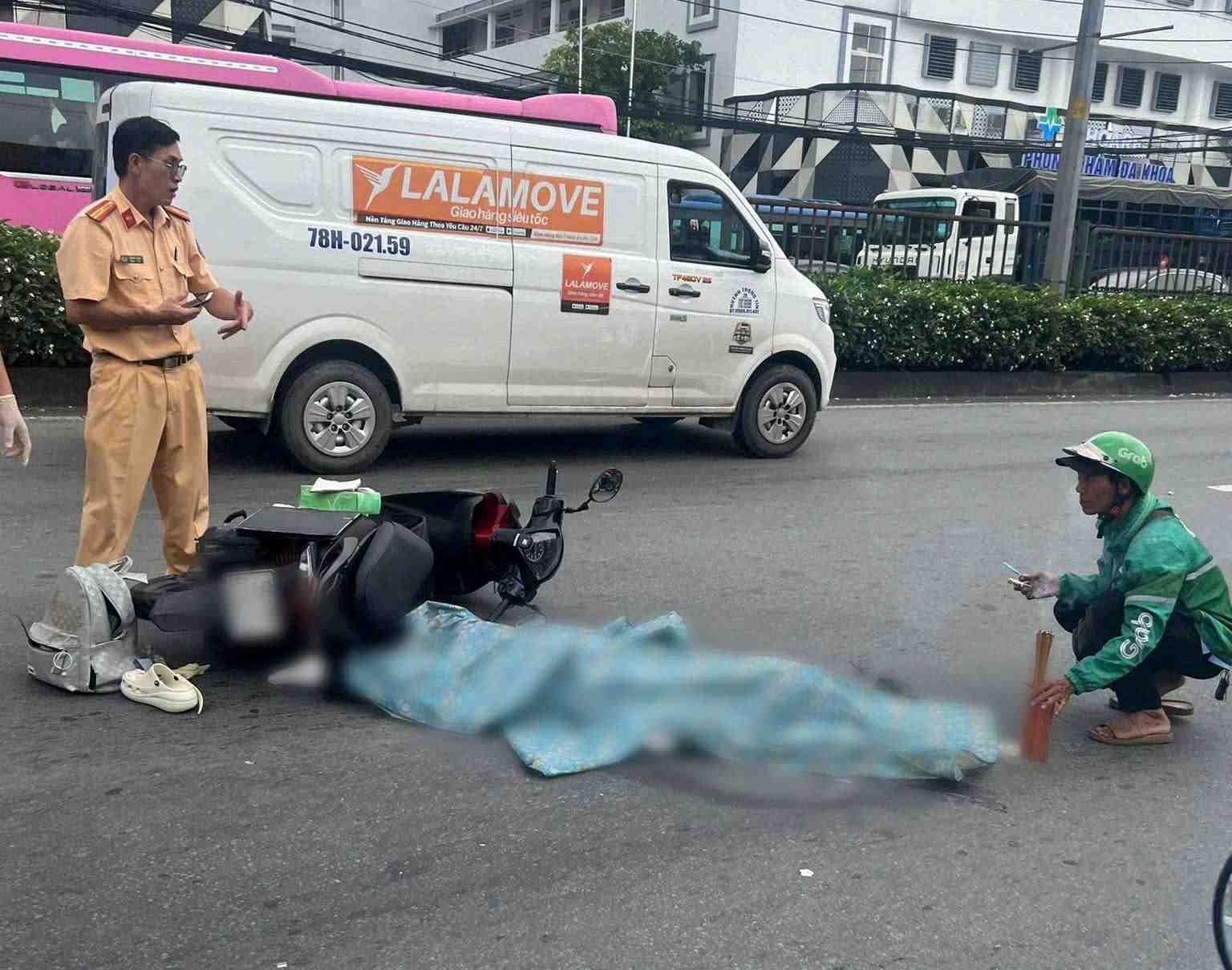 Hien truong vu va cham voi xe buyt khien mot nu sinh tu vong. Anh: Dong Hoang