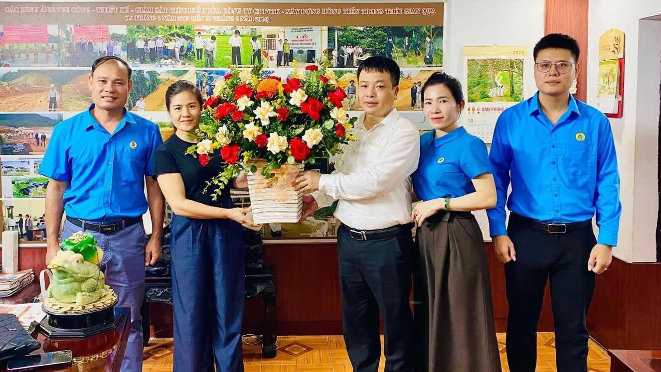Visit and present flowers to congratulate enterprises with grassroots trade unions on the occasion of Vietnam Entrepreneurs' Day (October 13. Photo: Nghe An Trade Union.