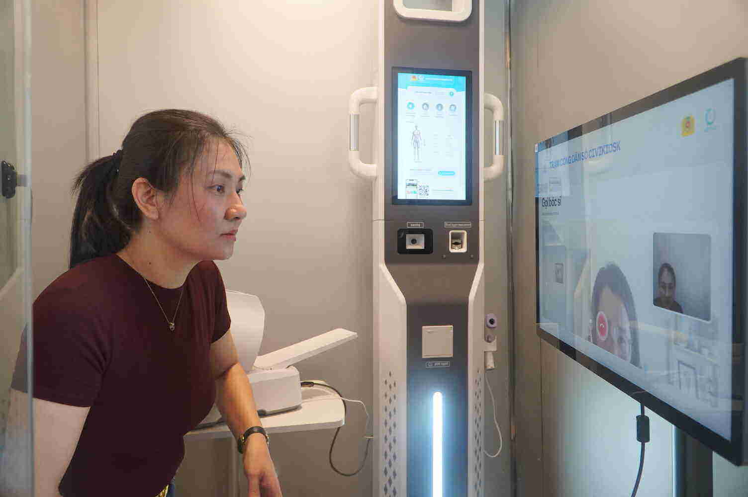 Digital Citizen Station integrates public services and health care on Kim Cuong Island