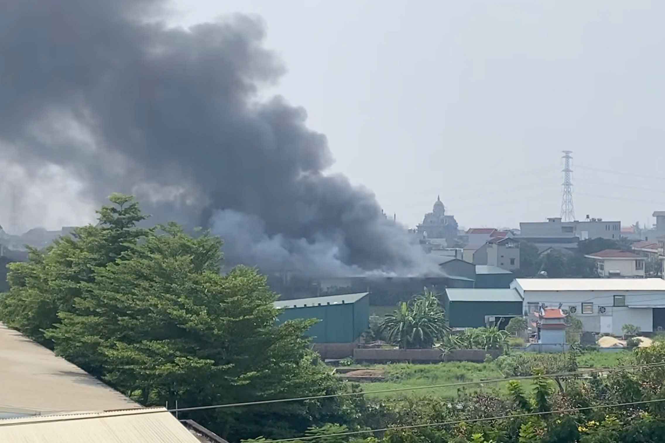 Scene of the fire at a warehouse containing pharmaceutical products in Hanoi. Photo: Dien Le