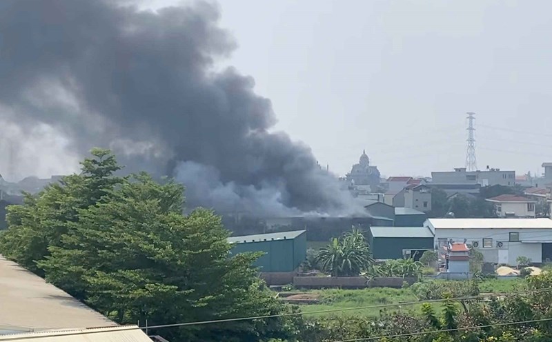 Scene of the fire at a warehouse containing pharmaceutical products in Hanoi. Photo: Dien Le