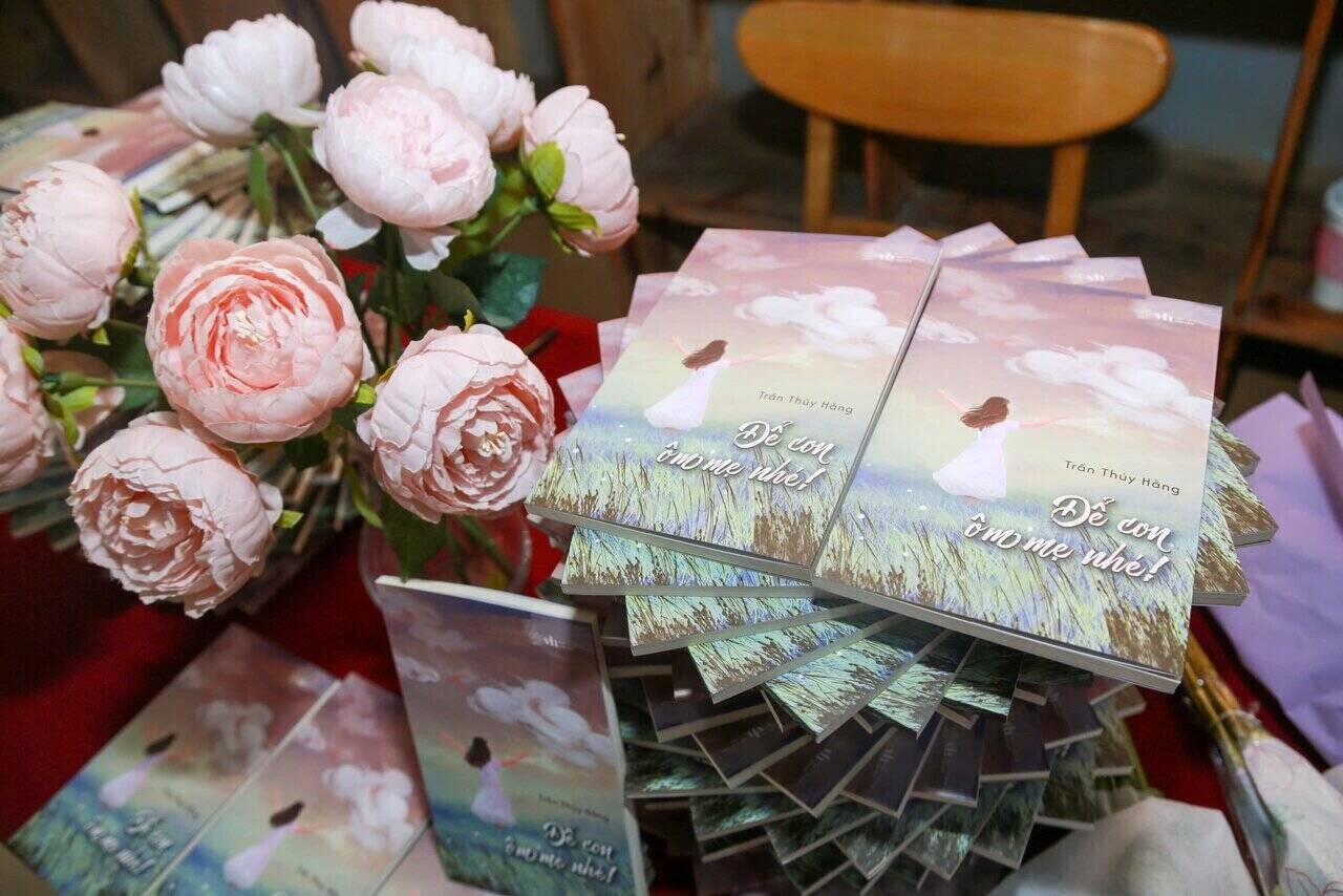 The book "Let me hug you, Mom!" is a collection ofessays by author Tran Thuy Hang, licensed by the Literature Publishing House. Photo: Ken Vu