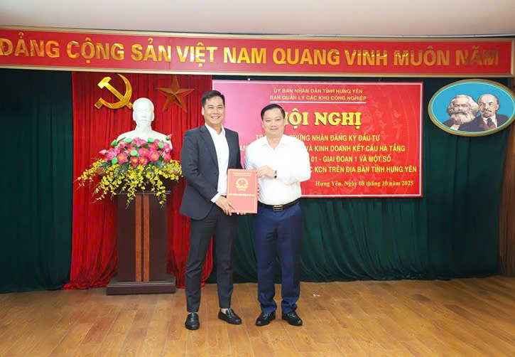 Viglacera Hungyen Joint Stock Company 取締役会副会長の Ton Manh Dung 氏 (左) は、投資方針を承認する決定を受け取りました。写真：企業提供