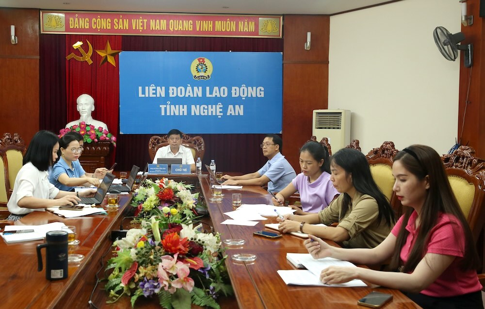Comrade Kha Van Tam - Chairman of the Provincial Federation of Labor chaired the meeting. Photo: Nghe An Trade Union