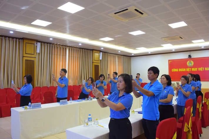 Cán bộ, công nhân viên cơ quan Công đoàn Dệt may Việt Nam ủng hộ đồng bào bị thiệt hai do bão lũ. Ảnh: Thu Mai