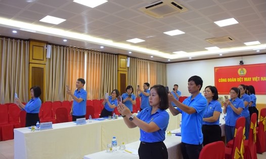 Cán bộ, công nhân viên cơ quan Công đoàn Dệt may Việt Nam ủng hộ đồng bào bị thiệt hai do bão lũ. Ảnh: Thu Mai