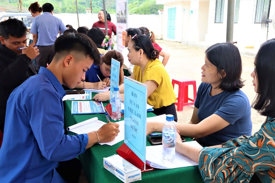 Workers learn about job information at the job fair organized by the Quang Ngai Provincial Employment Service Center. Photo: Quang Ngai Provincial Employment Service Center
