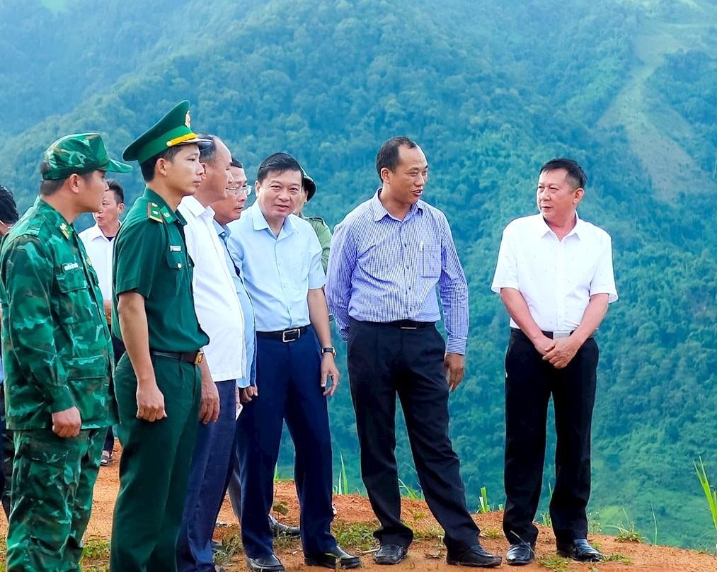 Chairman of Nghe An Provincial People's Committee Le Hong Vinh surveyed the construction location of the Na Ngoi Commune Boarding School. Photo: Thanh Duy