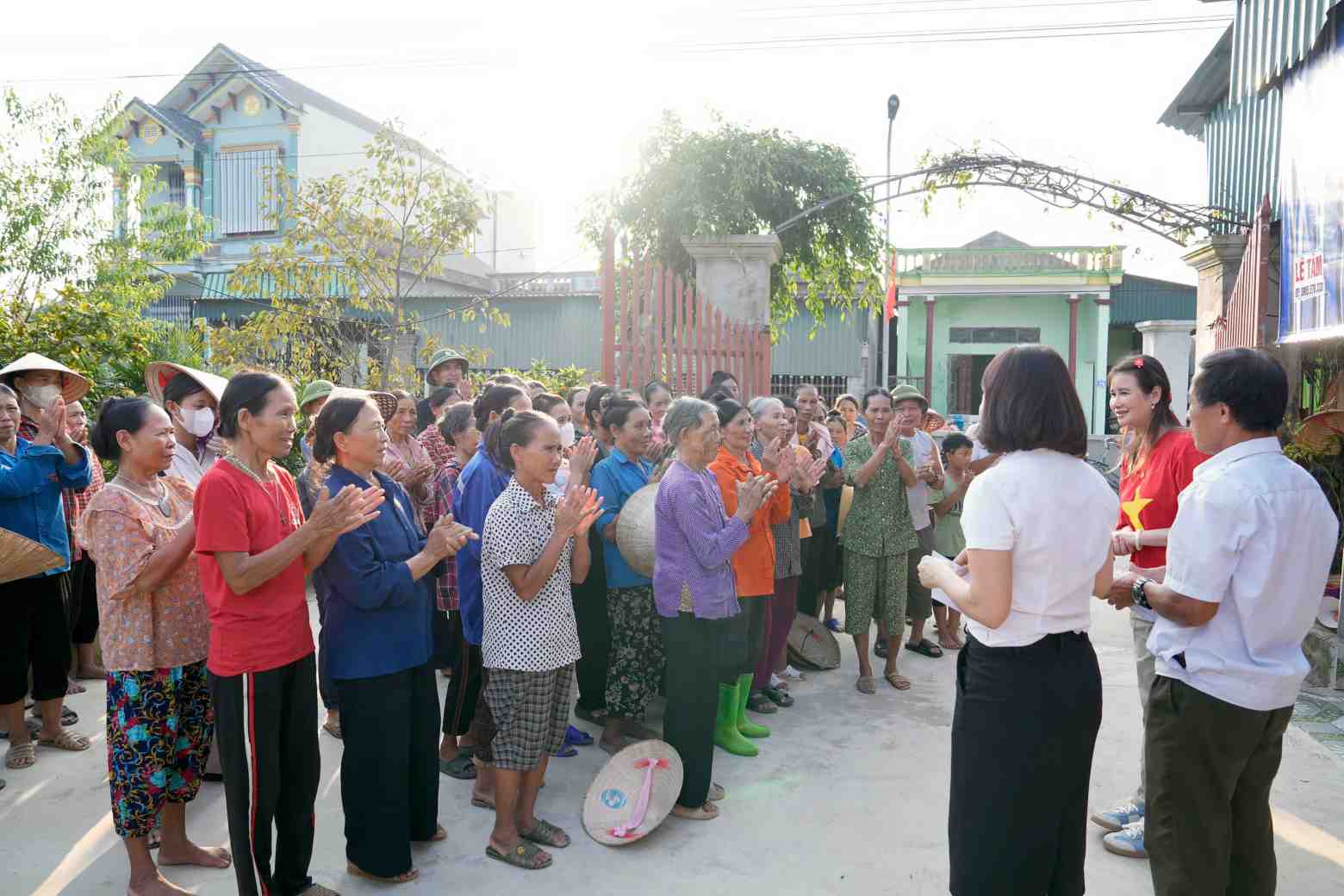 CDCS trao ho tro cho nguoi dan xa Tuong Linh. Anh: Lam Truong