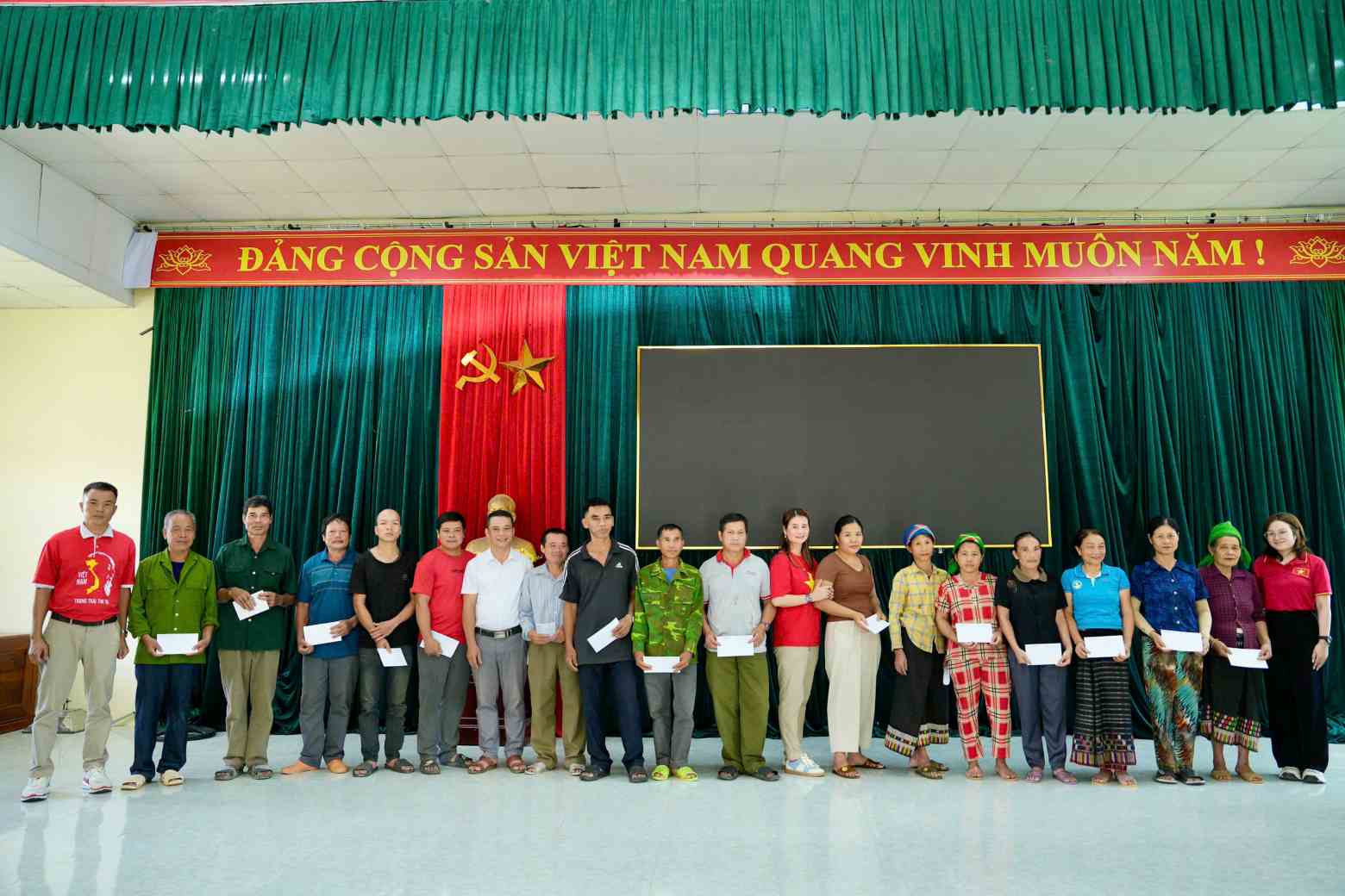 CDCS Cong ty TNHH Ky nghe Cua Y - A Chau trao ho tro cho nguoi dan bi anh huong boi bao lu o tinh Thanh Hoa. Anh: CDCS cung cap