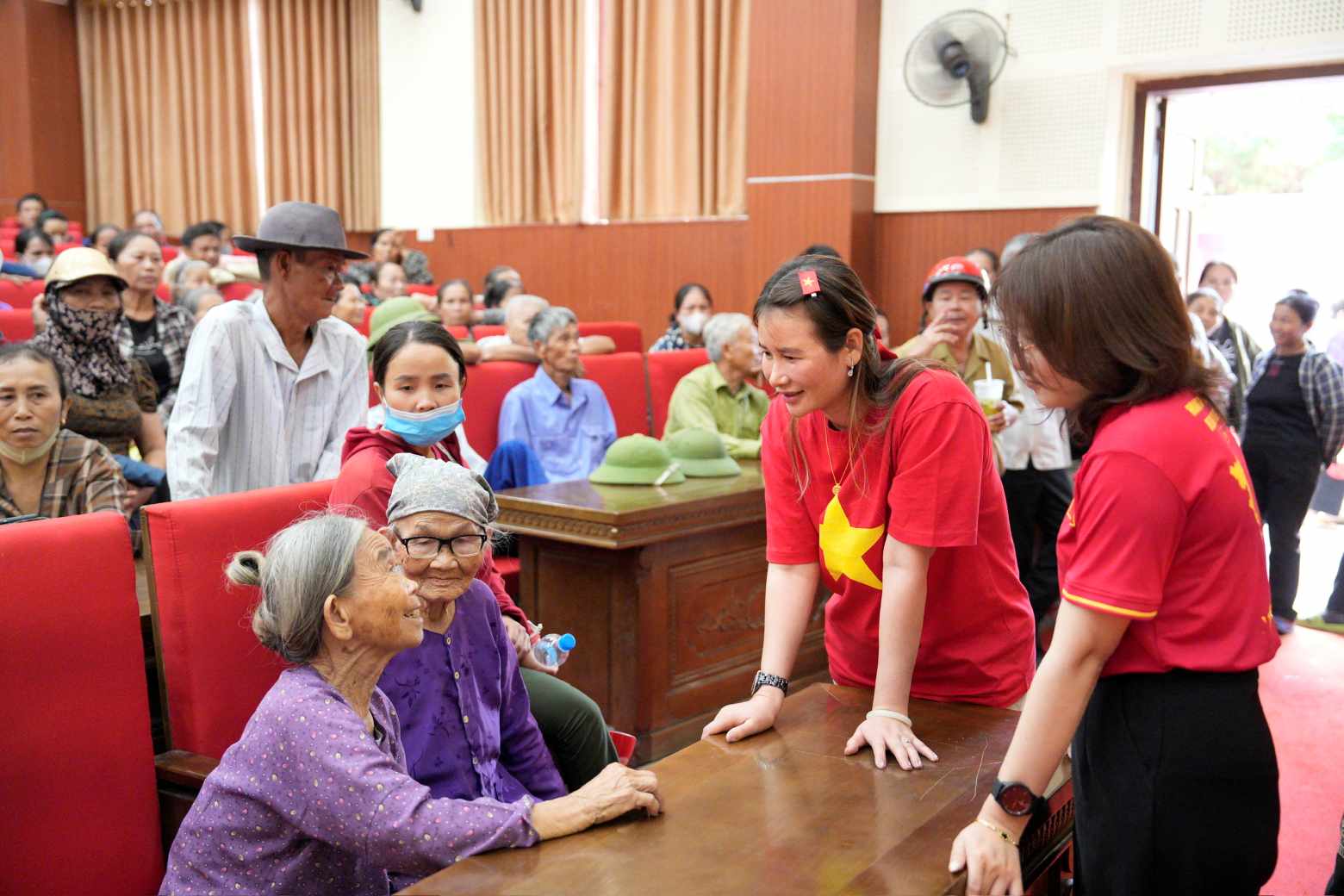 Doan trao ho tro cho 400 ho dan o xa Nong Cong, tinh Thanh Hoa. Anh: Lam Truong