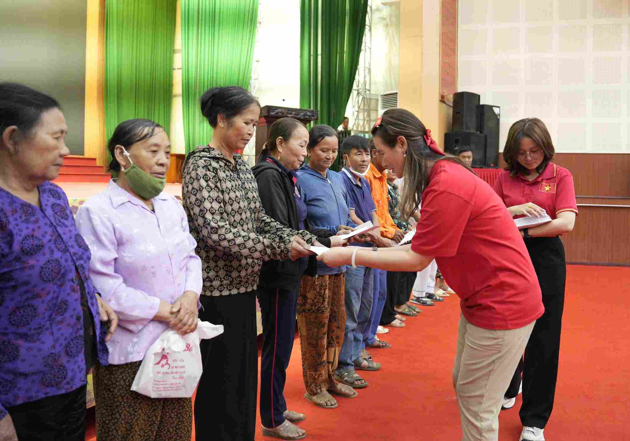Doan trao ho tro cho 400 ho dan o xa Nong Cong, tinh Thanh Hoa. Anh: Lam Truong