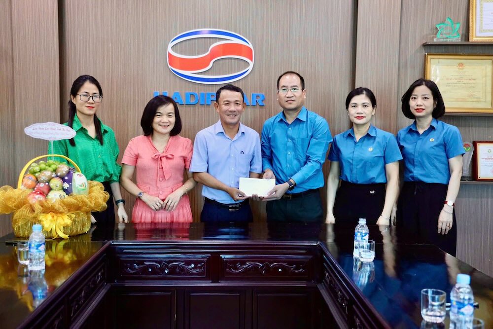 The support items are available to union members and workers to overcome the damage caused by storm No. 10. Photo: Ha Tinh Trade Union