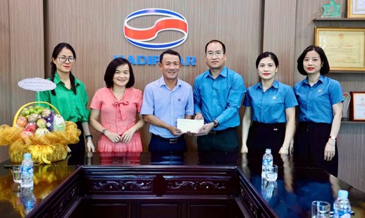 Các khoản hỗ trợ đến tay đoàn viên, người lao động khắc phục thiệt hại do bão số 10. Ảnh: Công đoàn Hà Tĩnh