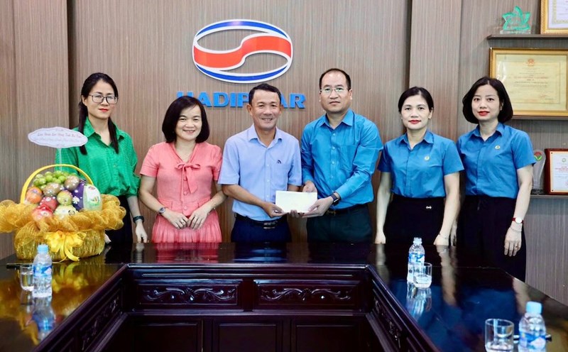 The support items are available to union members and workers to overcome the damage caused by storm No. 10. Photo: Ha Tinh Trade Union