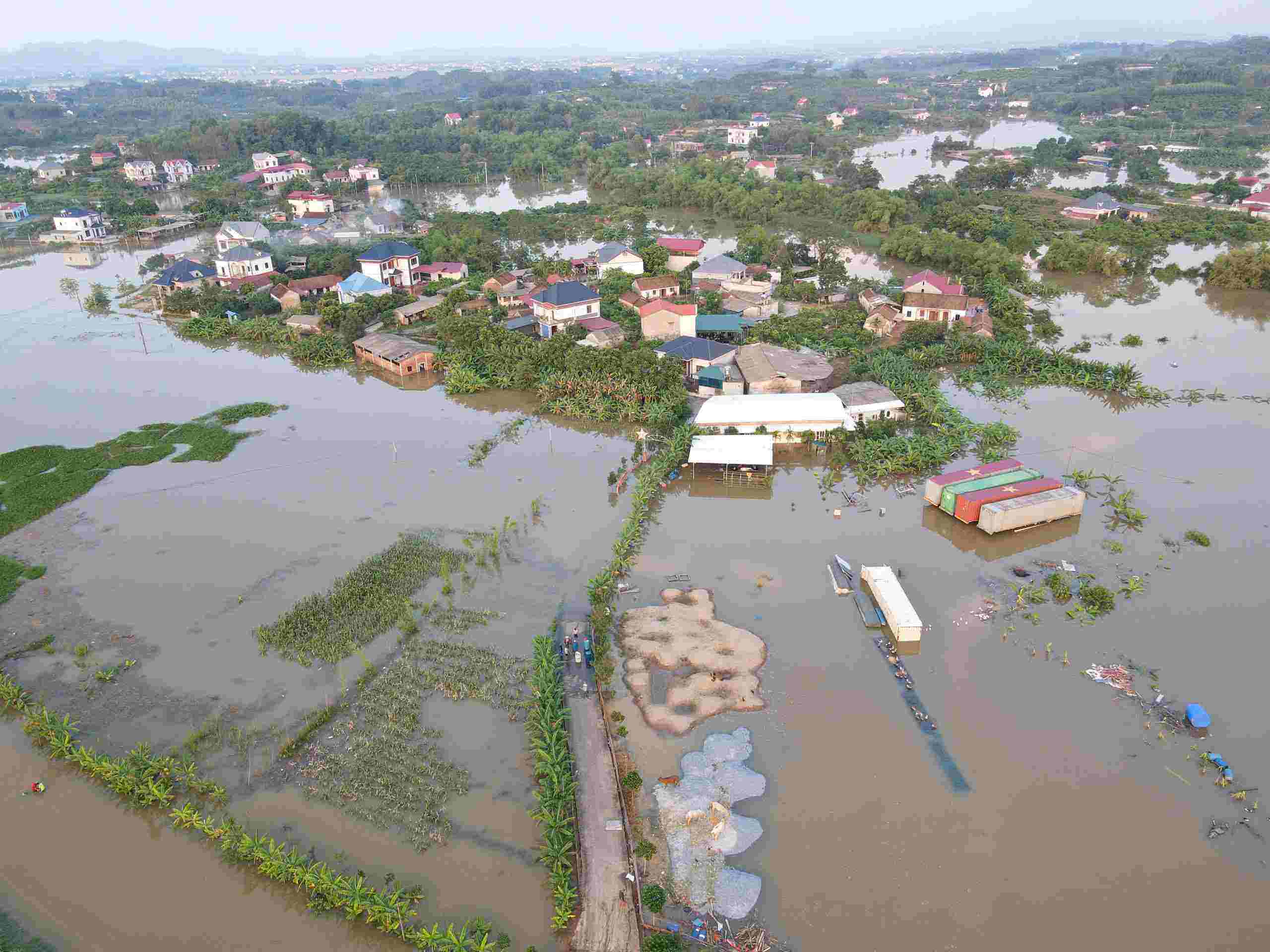 Tinh den sang 10.10, van co hang nghin ho dan o Bac Ninh bi co lap do nuoc lu, trong anh la tai khu vuc xa Tien Luc. Anh: Van Truong