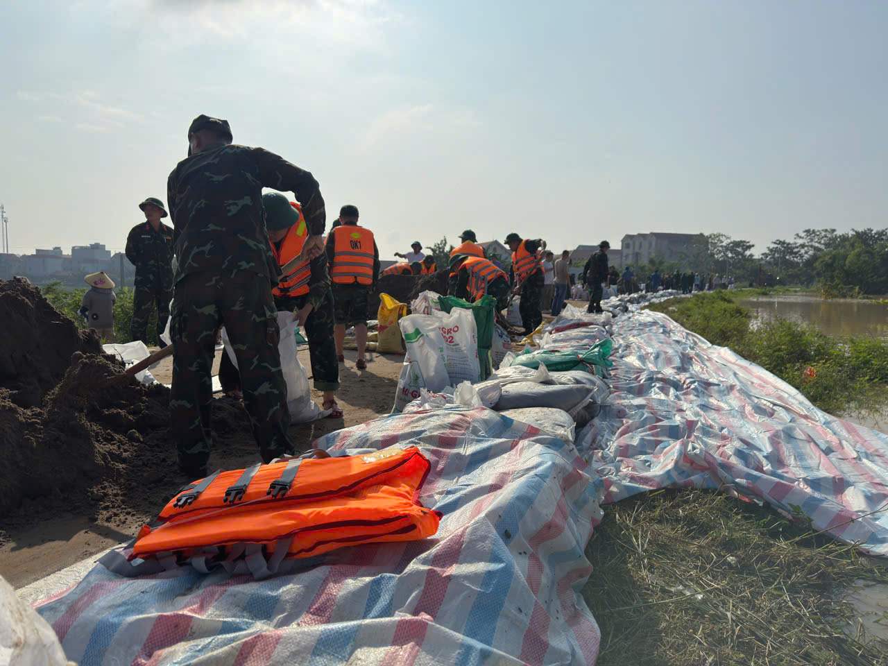 기능 부대는 안전을 확보하기 위해 Bac Ninh 성 Xuan Cam Brown 면 지역의 제방 노선에 대기하고 있습니다. 사진: Van Truong