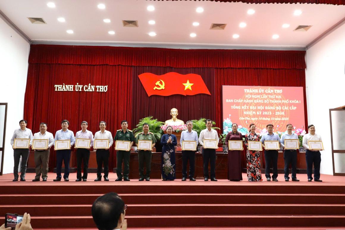 Trao Bang khen cua BCH Dang bo TP cho 14 tap the dat thanh tich trong cong tac to chuc Dai hoi Dang bo cap tren truc tiep co so lan thu I, nhiem ky 2025-2030. Anh: Nhan Nam