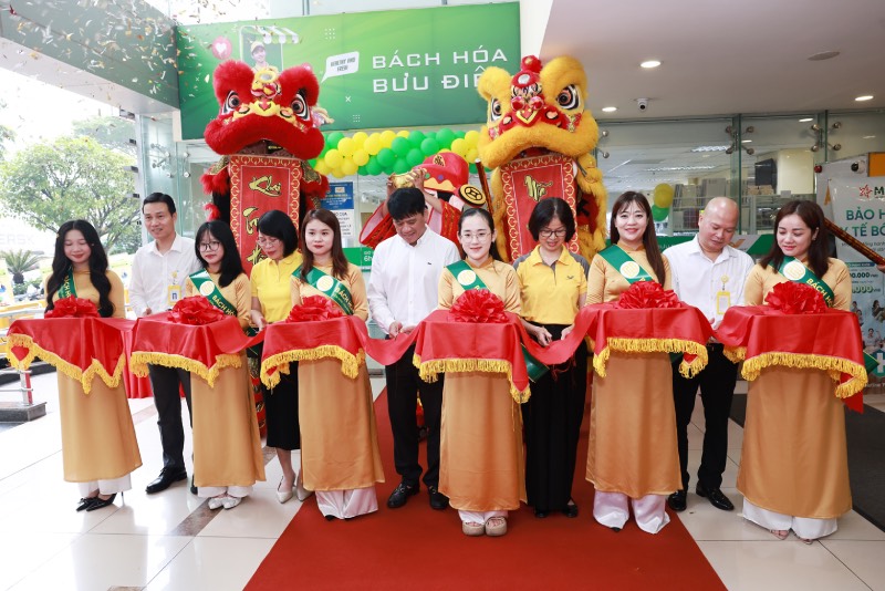 Vietnam Post 'Bach hoa Buu dien' 매장 개점 사진: Minh Quan