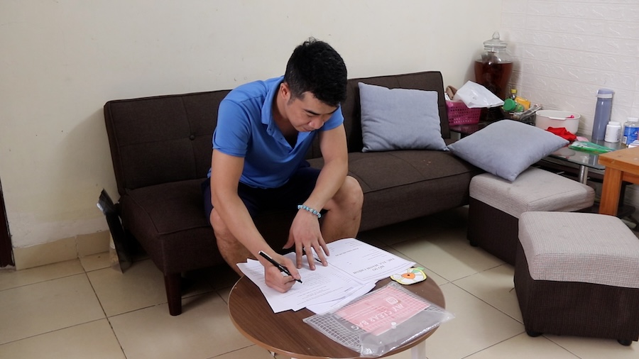 Thang Long 산업 단지(하노이)의 노동자들이 사회 주택 구매 절차를 준비하고 있습니다. 사진: My Linh