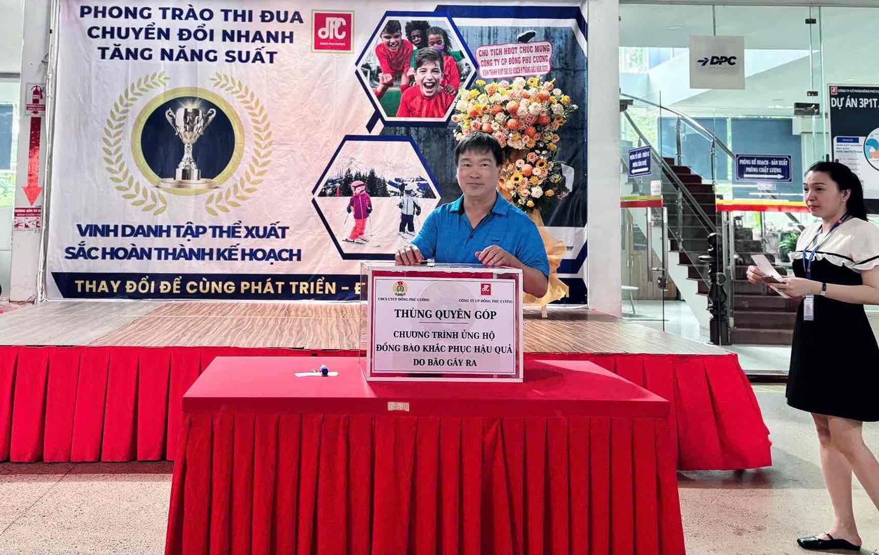 Ban lanh dao va can bo, cong nhan vien Cong ty Co phan Dong Phu Cuong ung ho nguoi dan bi anh huong do bao so 10 (Bualoi) gay ra. Anh: Cong ty DPC