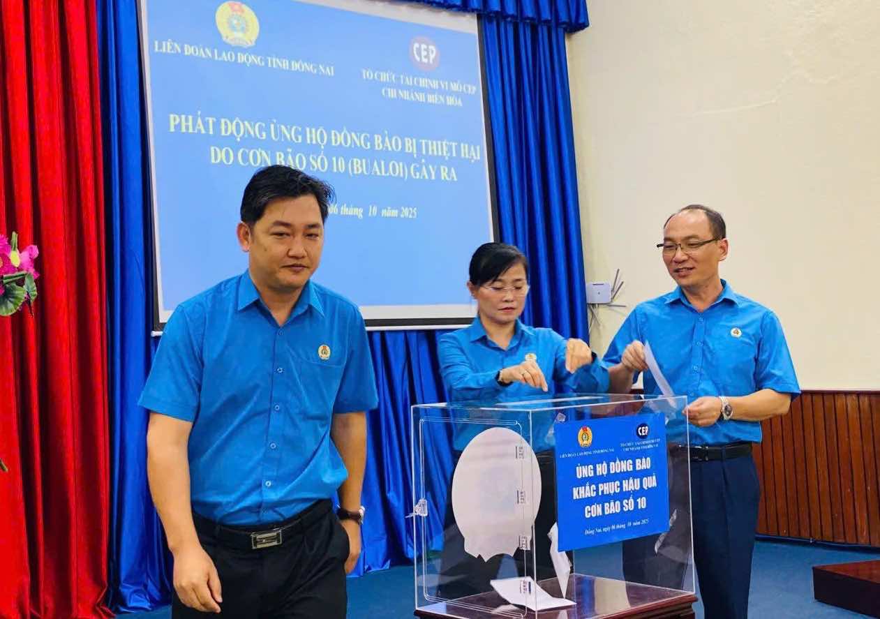Dong Nai Provincial Labor Federation donated to support people affected by storm No. 10 (Bualoi). Photo: Provincial Federation of Labor