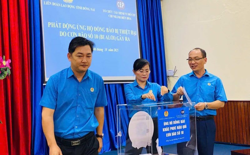 Dong Nai Provincial Labor Federation donated to support people affected by storm No. 10 (Bualoi). Photo: Provincial Federation of Labor