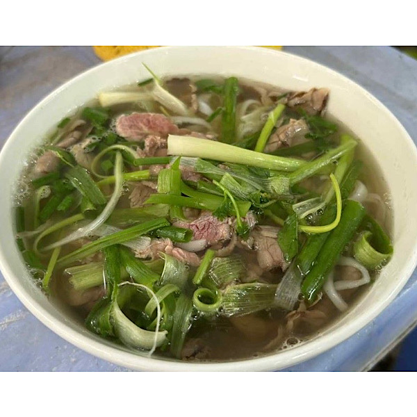 Squeezing lemon into beef pho has many health benefits. Photo: Nguyen Dat.