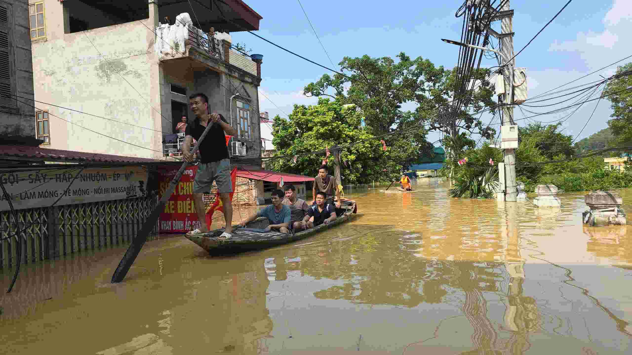 Nguoi dan vung lu Van Ha, tinh Bac Ninh. Anh: Van Truong
