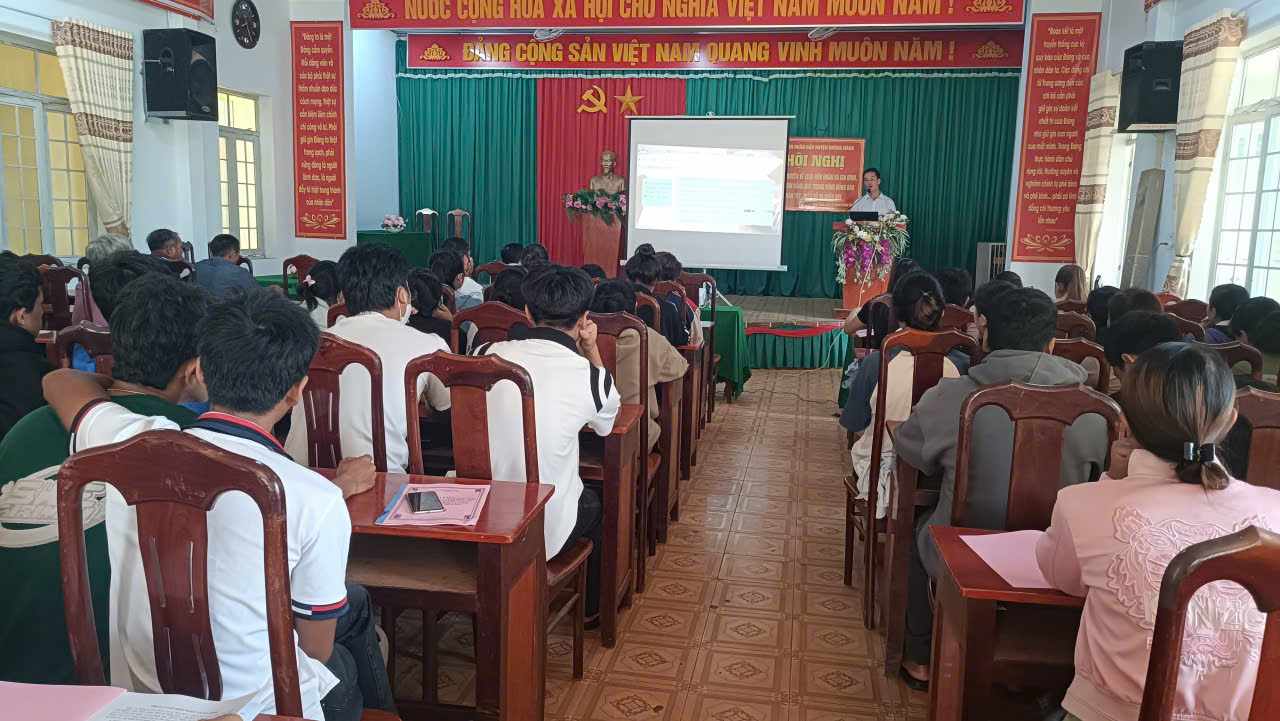 Nguoi dan xa Krong Nang tham du mot lop tap huan chan nuoi. Anh: Bao Lam