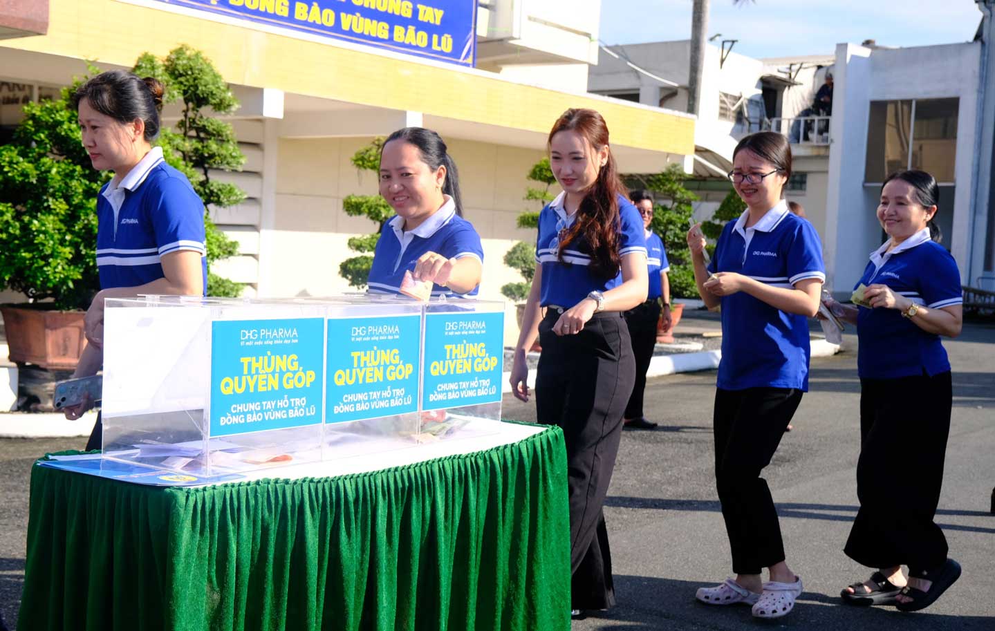 Doan vien, nguoi lao dong tai Cong ty Co phan Duoc Hau Giang tham gia quyen gop. Anh: My Ly