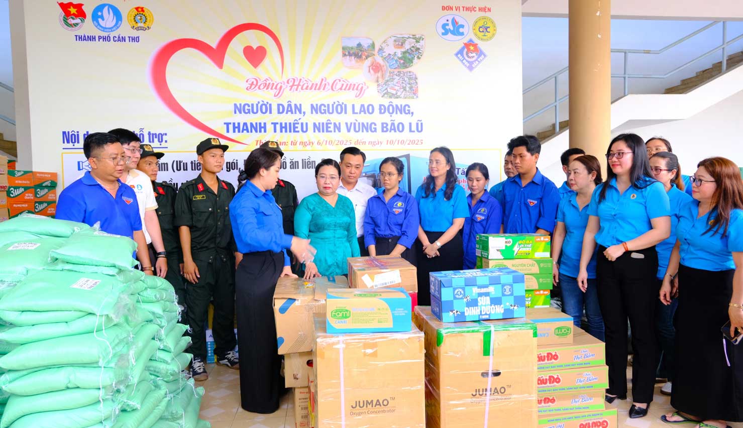 Ba Ho Thi Cam Dao - Pho Bi thu Thanh uy, Chu tich Uy ban Mat tran To quoc (MTTQ) Viet Nam TP Can Tho (ao xanh la) - tham, dong vien hoat dong. Anh: My Ly