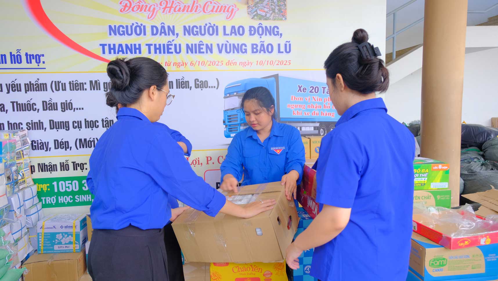 Luc luong doan vien, thanh nien, sinh vien tham gia ho tro hoat dong. Anh: My Ly