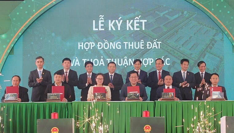 Lanh dao tinh Ninh Binh chung kien le ky ket hop dong giua chu dau tu Du an va cac doanh nghiep.  Anh: Dieu Anh