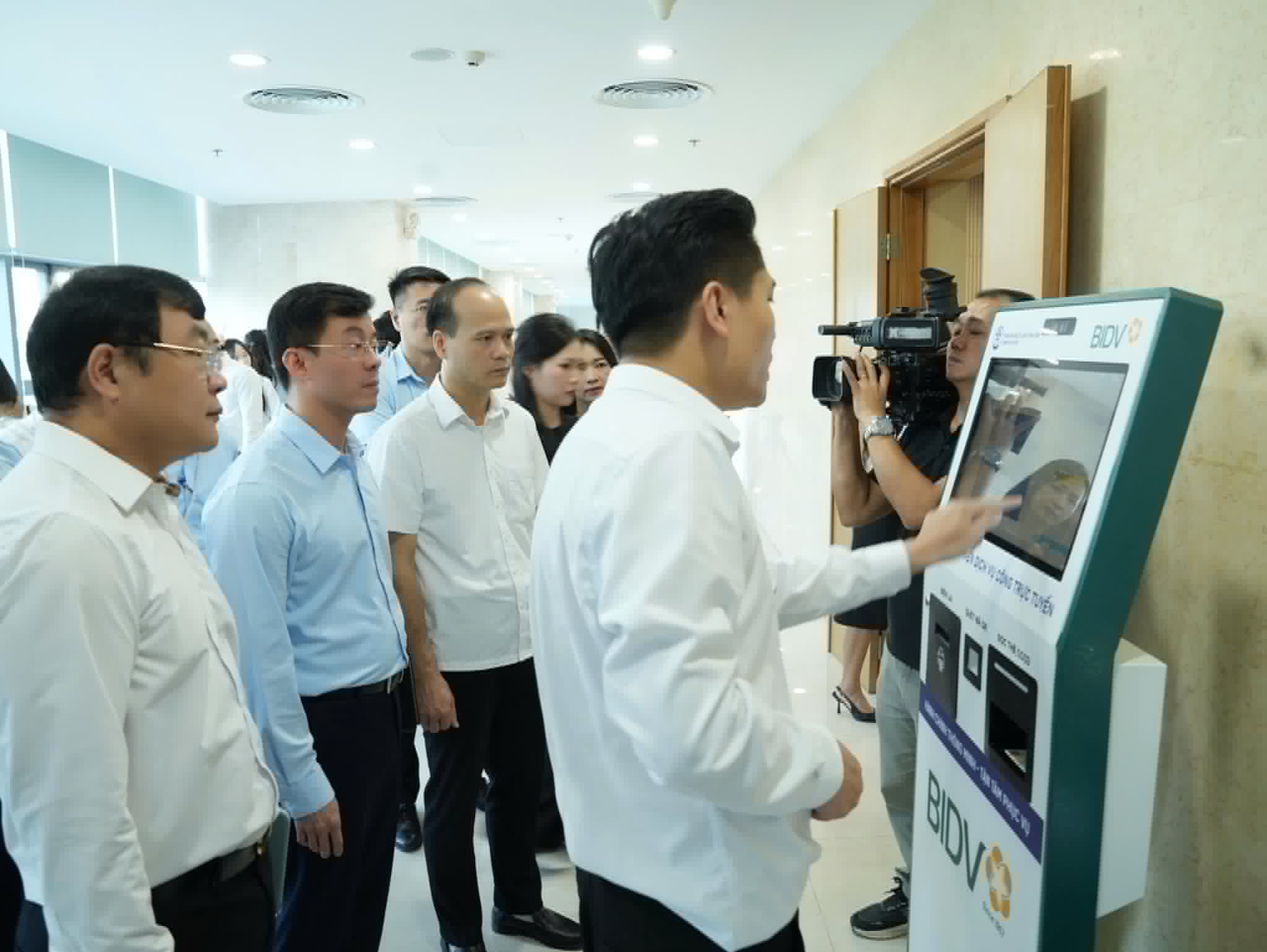 From 6pm this afternoon, Hanoians come to the community service point to submit land documents. Photo: Minh Hanh