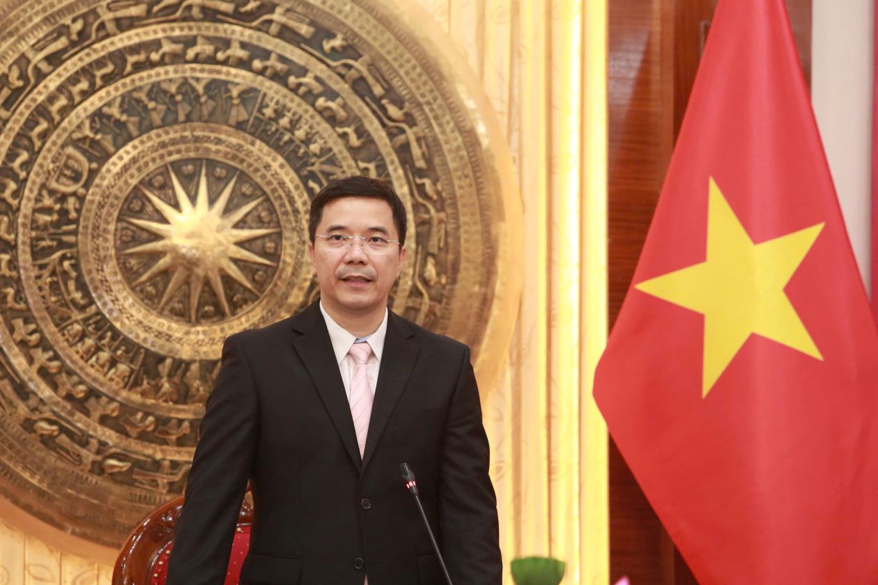 Nguyen Hong Phong Thanh Hoa 지방 당위원회 상임 부서기가 기자 회견에서 정보를 제공하고 있습니다. 사진: Xuan Hung