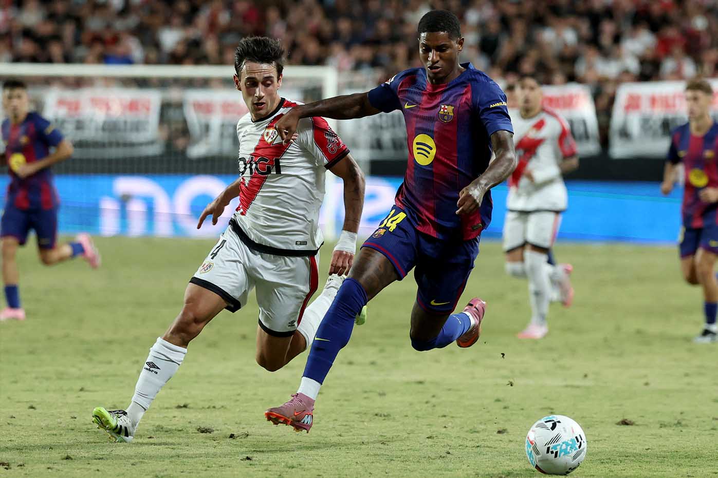 Marcus Rashford dang choi tot tai Barcelona. Anh: AFP