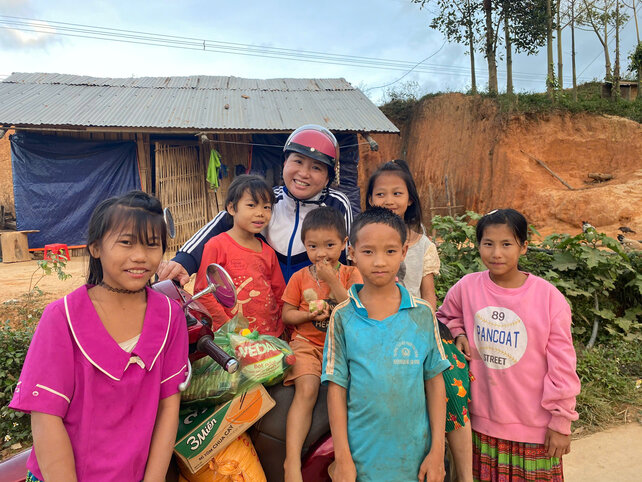 Cada mes la maestra Huynh Thi Thuy Dung (Escuela Primaria Vo Thi Sau comuna de Quang Phu provincia de Lam Dong) visita y entrega apoyo a estudiantes en circunstancias dificiles. Foto: Do Lam