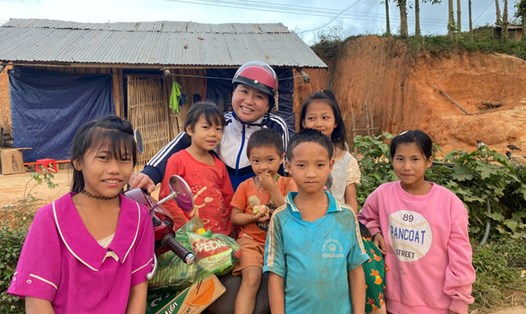 Hằng tháng, cô giáo Huỳnh Thị Thùy Dung (Trường Tiểu học Võ Thị Sáu, xã Quảng Phú, tỉnh Lâm Đồng) đều đến thăm và trao hỗ trợ cho học sinh có hoàn cảnh khó khăn. Ảnh: Đỗ Lâm