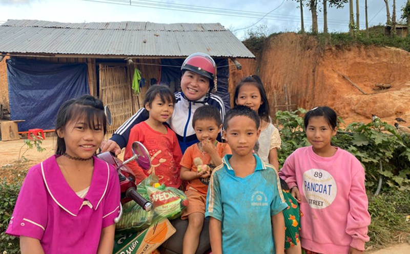 Every month, teacher Huynh Thi Thuy Dung ( Vo Thi Sau Primary School, Quang Phu Commune, Lam Dong Province) visits and gives support to students in difficult circumstances. Photo: Do Lam