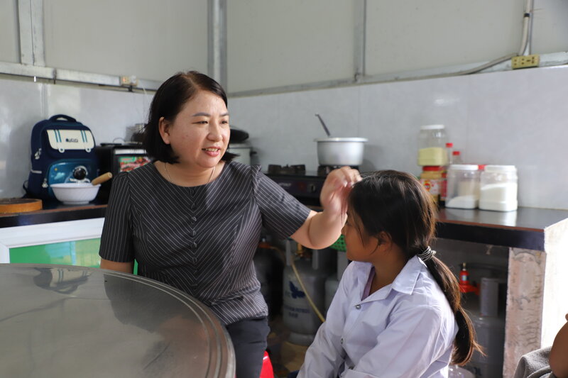 Co giao Huynh Thi Thuy Dung - - Truong Tieu hoc Vo Thi Sau (xa Quang Phu, tinh Lam Dong) an can cham soc moi khi hoc sinh bi om dau. Anh: Do Lam