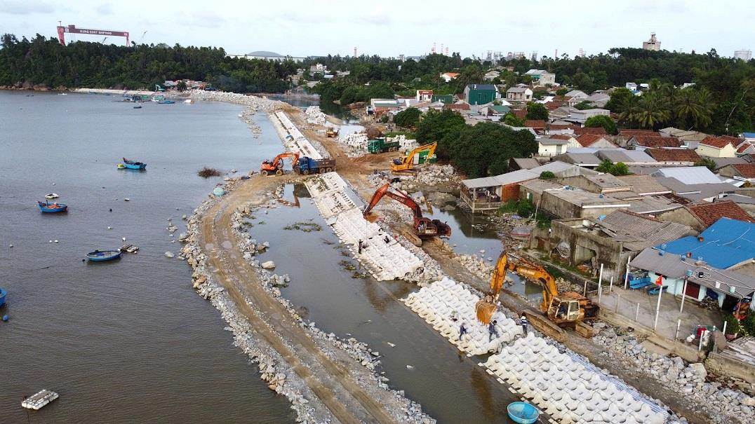 Thi công dự án kè ngăn sạt lở khu vực cửa biển Sa Cần, tỉnh Quảng Ngãi. Ảnh: Viên Nguyễn